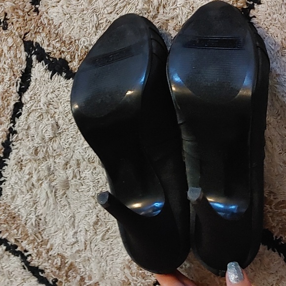 New Never Worn Lulu Townsend 4" Satin Black Heels - Picture 3 of 4